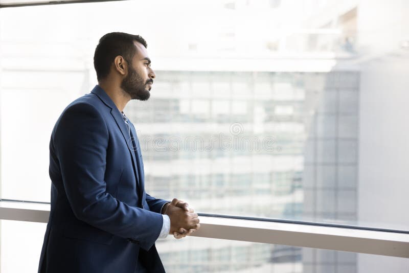 Pensive junge indische Geschäftsleute stehen vor der Tür stockfotografie