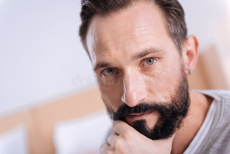 Pensée aux yeux gris aux cheveux foncés sérieuse d'homme photos stock Pensée aux yeux gris aux cheveux foncés sérieuse d'homme photos stock
