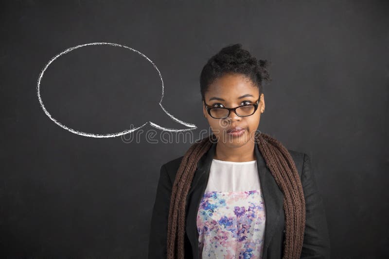 Pensée de femme d'afro-américain ou bulle de pensée de la parole sur le fond de conseil de noir de craie images stock Pensée de femme d'afro-américain ou bulle de pensée de la parole sur le fond de conseil de noir de craie images stock