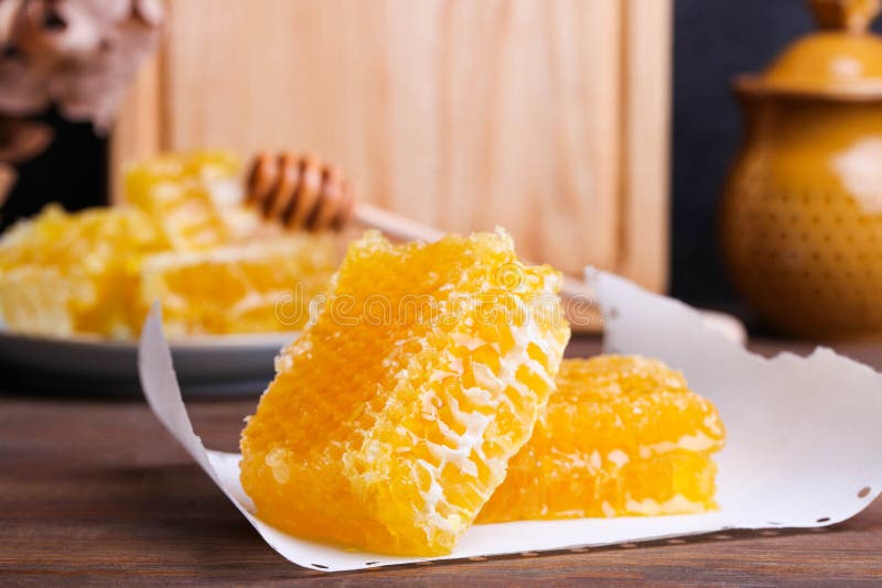 Pente de mel cortado dourado em papel fotos de stock