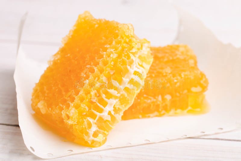 Pente de mel cortado dourado em papel imagem de stock royalty free