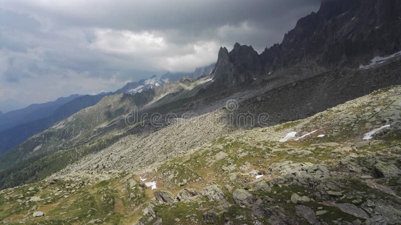 Pente de montagne nue dans le massif de Mont Blanc, Haute-Savoie, France, l'Europe photos libres de droits Pente de montagne nue dans le massif de Mont Blanc, Haute-Savoie, France, l'Europe photos libres de droits