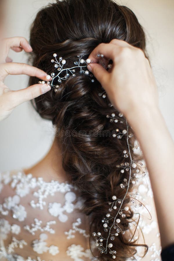 Penteado bonito da noiva Preparação do casamento na sala imagens de stock royalty free Penteado bonito da noiva Preparação do casamento na sala imagens de stock royalty free