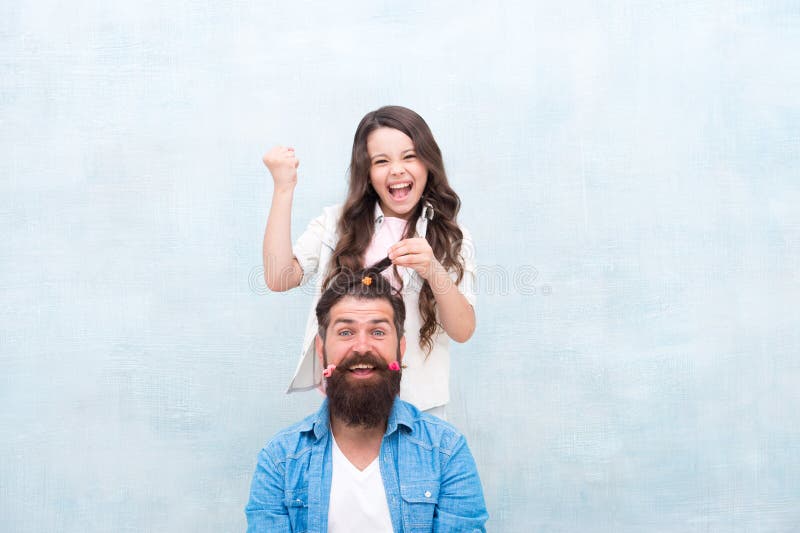 Penteado da mudan?a Crie o penteado engraçado Criança que faz o penteado que denomina a barba do pai Ser pai significa atual para fotos de stock Penteado da mudan?a Crie o penteado engraçado Criança que faz o penteado que denomina a barba do pai Ser pai significa atual para fotos de stock
