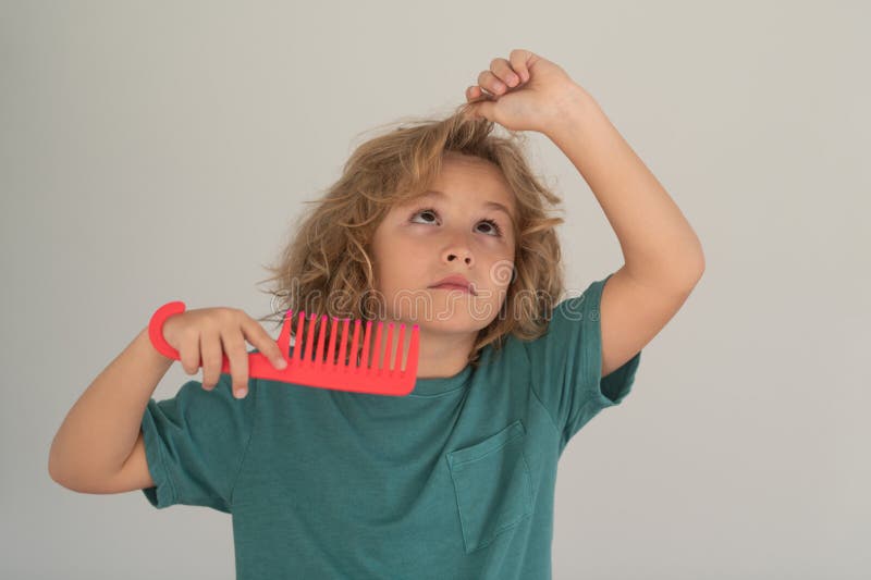 Corte de cabelo infantil para um menino. penteado elegante e moderno.  cuidados com o cabelo da criança. cabelo curto.