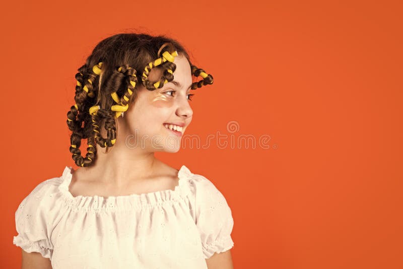 Penteado Infantil Adorável. Filha Com Ladrões Na Cabeça Rindo. Dicas De  Estilos. Hobbies Adolescentes. Cabeleira De Menina Pequena Imagem de Stock  - Imagem de beleza, retrato: 214758161