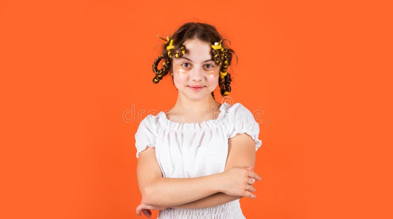 Penteado Infantil Adorável. Filha Com Ladrões Na Cabeça Rindo. Dicas De  Estilos. Hobbies Adolescentes. Cabeleira De Menina Pequena Imagem de Stock  - Imagem de beleza, retrato: 214758161