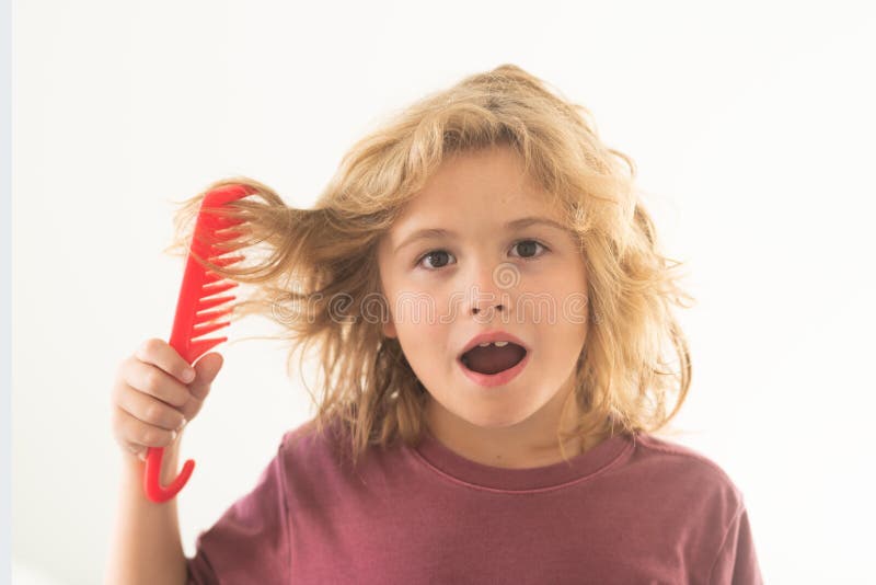 Cabelo comprido engraçado de uma criança saindo em diferentes direções penteados  infantis