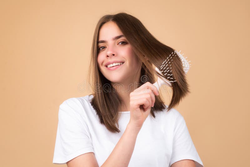 escova de cabelo. retrato de uma jovem mulher escovando cabelos