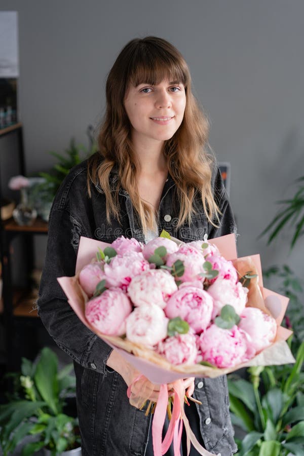 Peonie rosa in mani della donna Bello fiore della peonia per il catalogo o il deposito online Concetto floreale del negozio Bello fotografia stock libera da diritti Peonie rosa in mani della donna Bello fiore della peonia per il catalogo o il deposito online Concetto floreale del negozio Bello fotografia stock libera da diritti