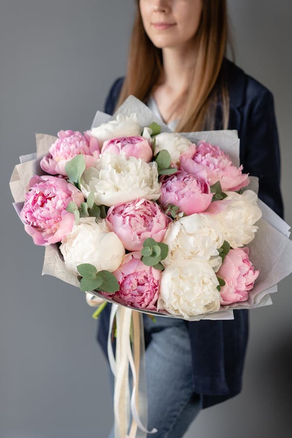 Peonías del rosa y blancas en las manos de la mujer Flor hermosa de la peon?a para el cat?logo o la tienda en l?nea Concepto flor fotos de archivo libres de regalías Peonías del rosa y blancas en las manos de la mujer Flor hermosa de la peon?a para el cat?logo o la tienda en l?nea Concepto flor fotos de archivo libres de regalías