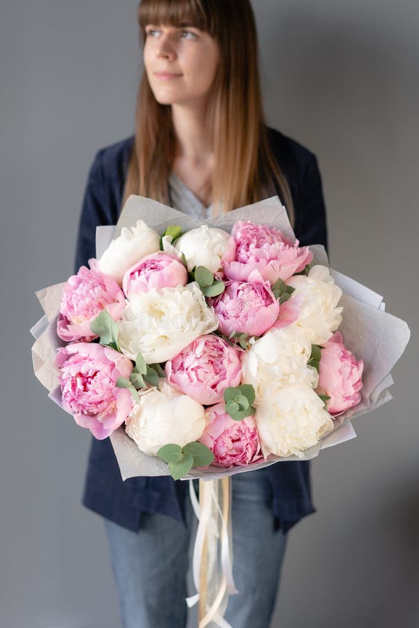 Peonías del rosa y blancas en las manos de la mujer Flor hermosa de la peon?a para el cat?logo o la tienda en l?nea Concepto flor fotos de archivo libres de regalías Peonías del rosa y blancas en las manos de la mujer Flor hermosa de la peon?a para el cat?logo o la tienda en l?nea Concepto flor fotos de archivo libres de regalías