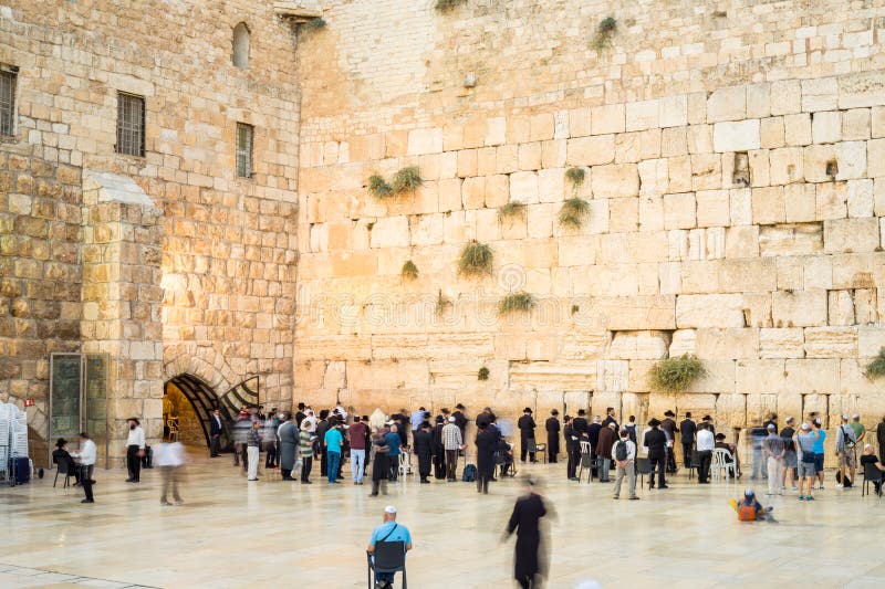 People approaching the Western Wall i Jerusalem royalty free stock photography People approaching the Western Wall i Jerusalem royalty free stock photography