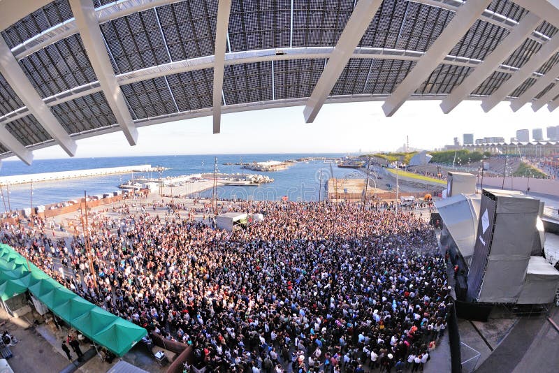 People from the audience watching a concert at Heineken Primavera Sound 2013