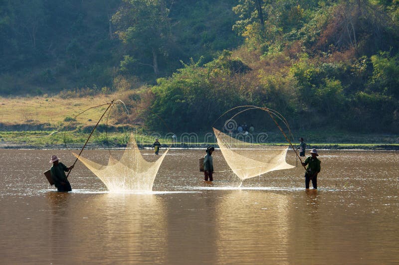 https://thumbs.dreamstime.com/b/people-catch-fish-lift-net-ditch-buon-me-thuot-vietnam-feb-fisherman-lifting-water-primitive-traditional-tool-38710756.jpg