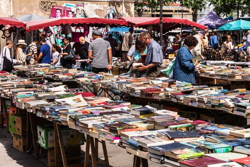 People choosing used books at the flea Aligre Market. Paris, France stock photography People choosing used books at the flea Aligre Market. Paris, France stock photography
