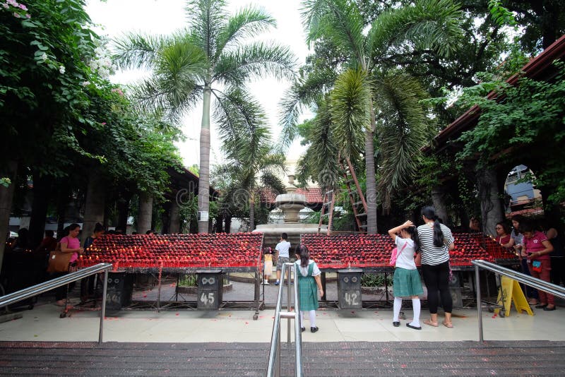 People and red candles at the Basilica del Santo Nino in Cebu City, Philippines royalty free stock images People and red candles at the Basilica del Santo Nino in Cebu City, Philippines royalty free stock images