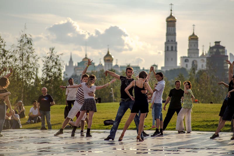 People are dancing tango editorial stock photo. Image of park - 123160813