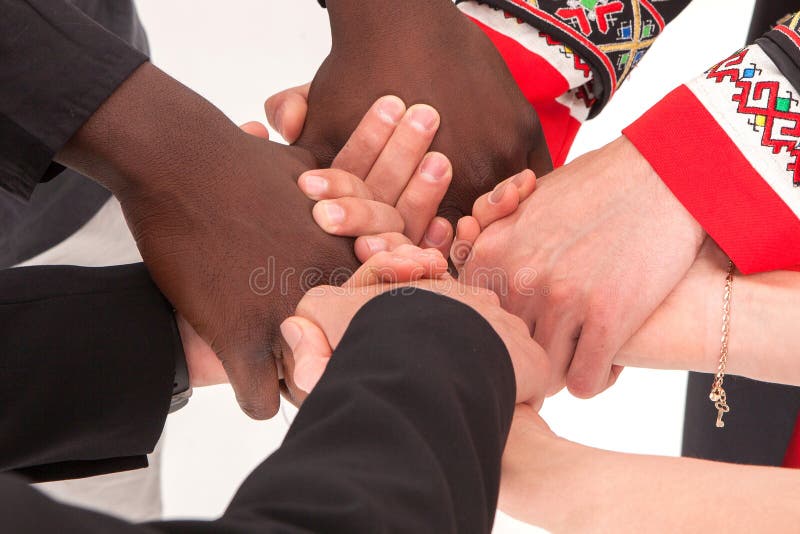Menschen verschiedener Nationalitäten und Religionen an den Händen halten.