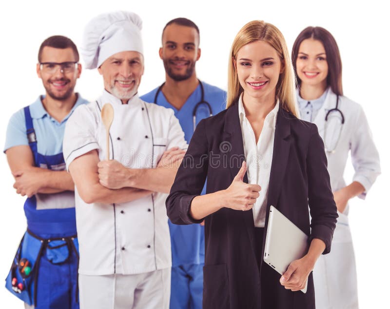 Belle persone di diverse professioni in divisa stanno guardando fotocamera e sorridente, isolato su bianco.