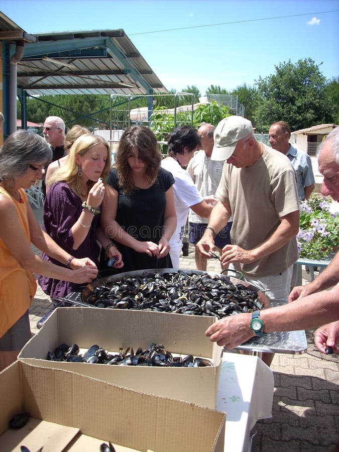 People eating mussels editorial image. Image of outdoors 31482240