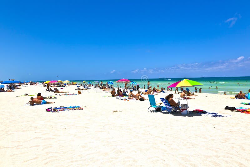 People enjoy the beach im Miami