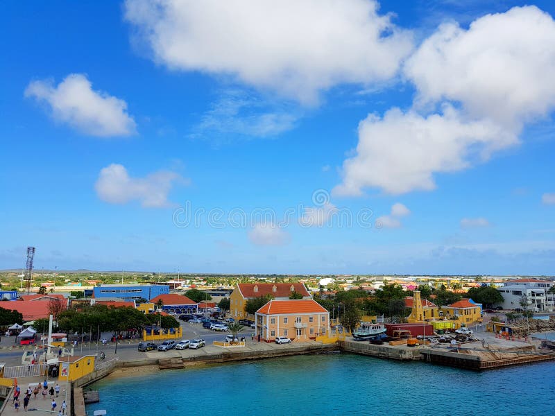 People Enjoy the Cruise Ship Monarch Travelling To Aruba, Bonaire, Curacao, Panama and Cartagena