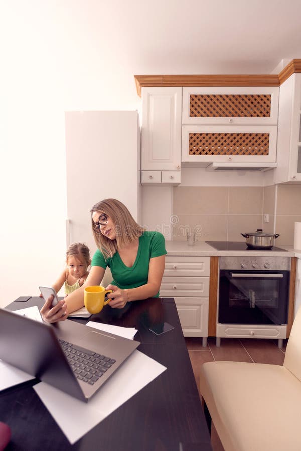 People and family concept - smiling single mother and daughter stock photography People and family concept - smiling single mother and daughter stock photography