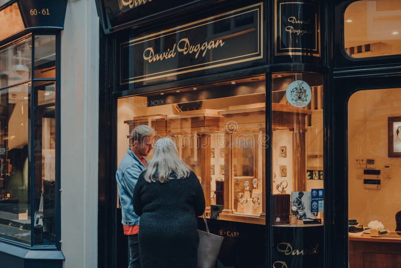 Mariage Freres shop front, Covent Garden, London. A smartly dressed sales  shopper standing in the doorway of an exclusive tea shop Stock Photo - Alamy