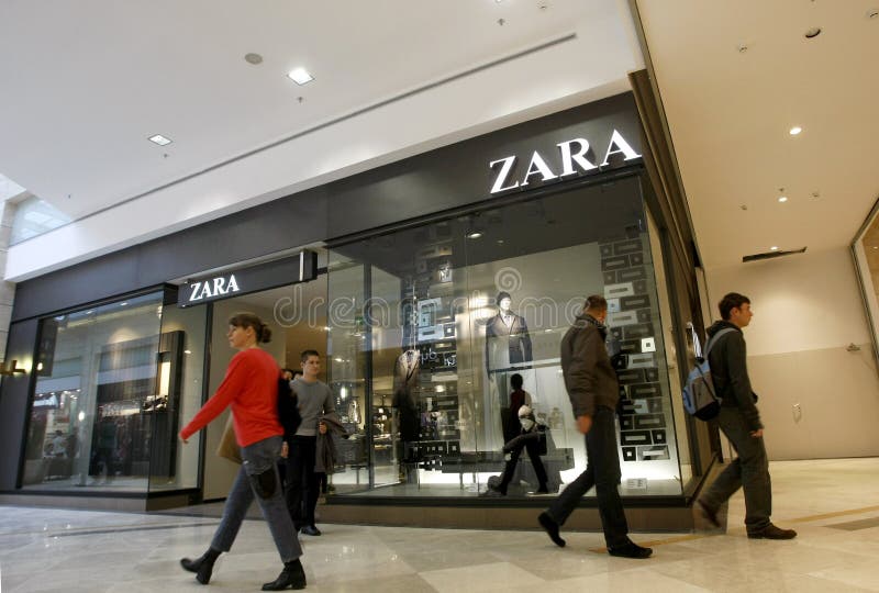 People in mall - Zara store