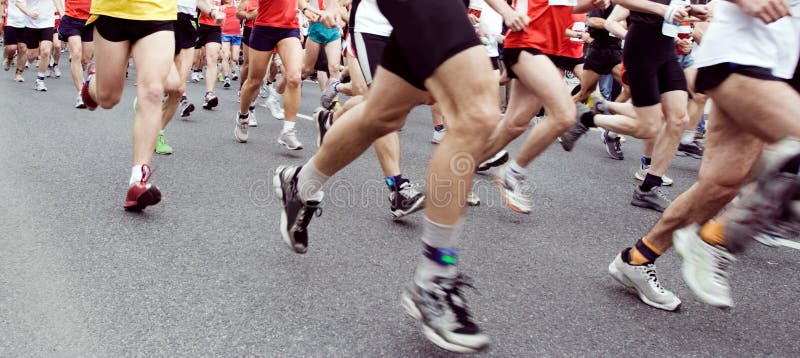 Corridori in esecuzione nella gara di maratona nella città.