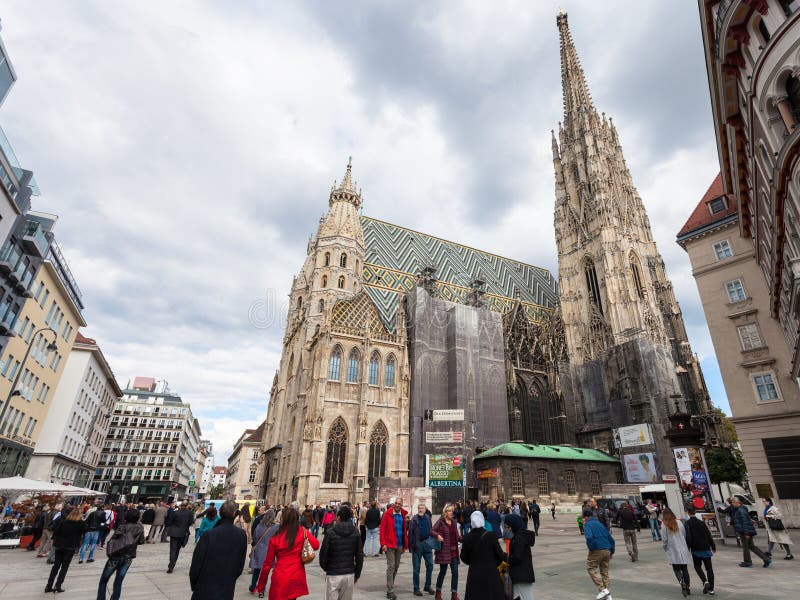 People watching open air live Opera outside the State Opera House in  Karajan Platz Vienna in Austria Stock Photo - Alamy