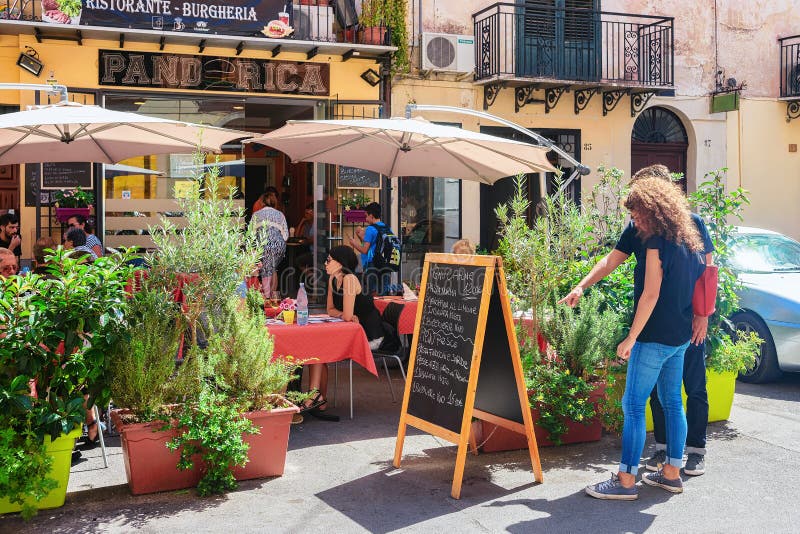 Cafe sicilia noto hi-res stock photography and images - Alamy