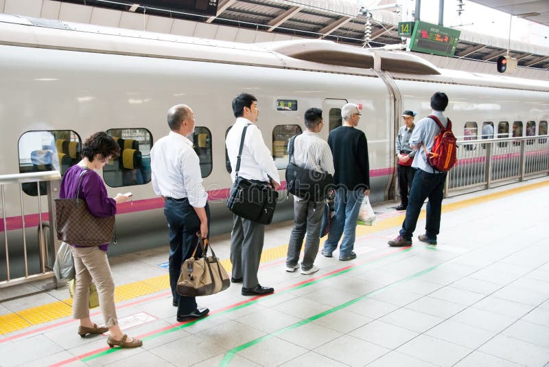 People waiting for shinkansen bullet train stock photography People waiting for shinkansen bullet train stock photography