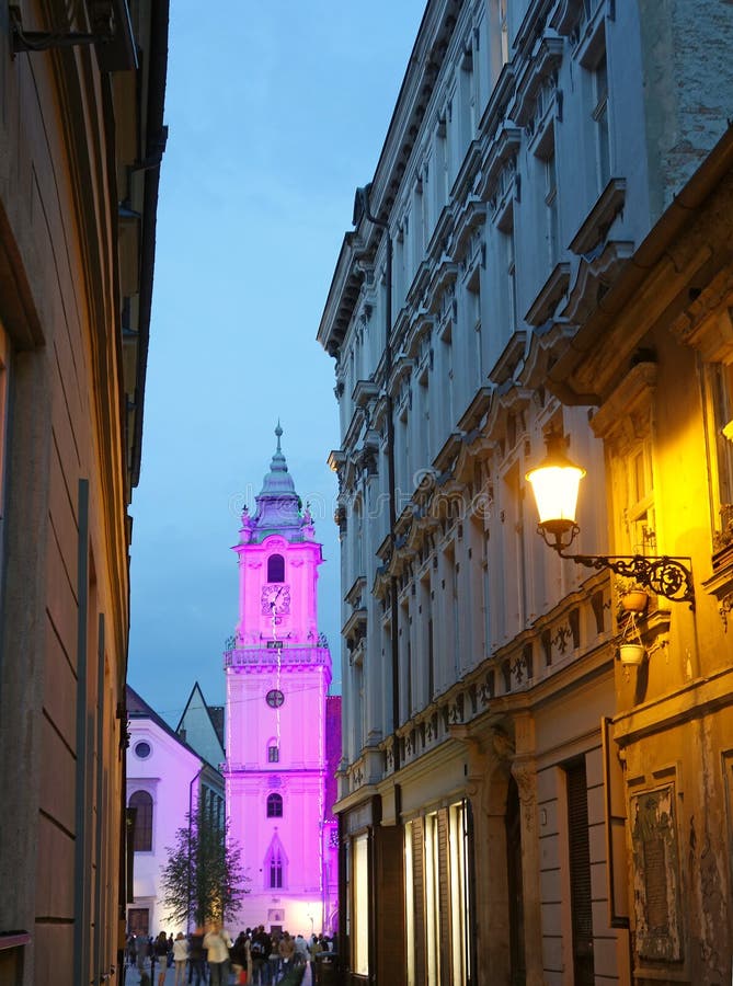 Lidé sledují světelnou show na hlavním náměstí Starého Města Bratislava Slovensko