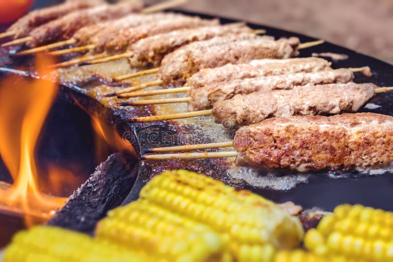 Pepe, cereale, melanzana, kebab, pollo su una griglia della via su un fuoco aperto Alimento di estate fotografie stock libere da diritti Pepe, cereale, melanzana, kebab, pollo su una griglia della via su un fuoco aperto Alimento di estate fotografie stock libere da diritti