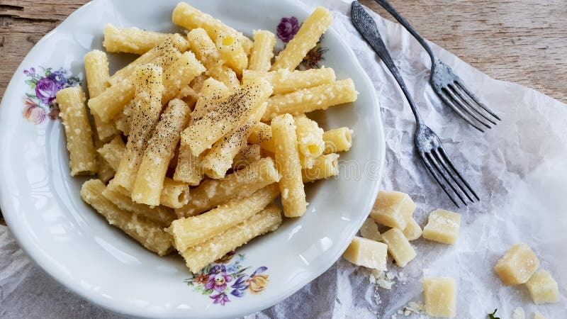 Pepe del cacio e de las pastas del rigati de Sedani con los tomates y el queso parmesano de cereza imagenes de archivo Pepe del cacio e de las pastas del rigati de Sedani con los tomates y el queso parmesano de cereza imagenes de archivo