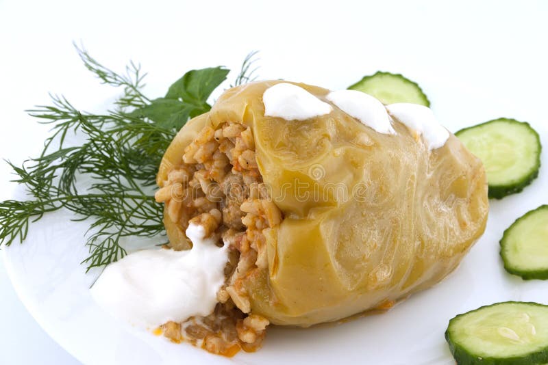 Pepe giallo farcito con carne e riso su fondo bianco Se fotografie stock Pepe giallo farcito con carne e riso su fondo bianco Se fotografie stock