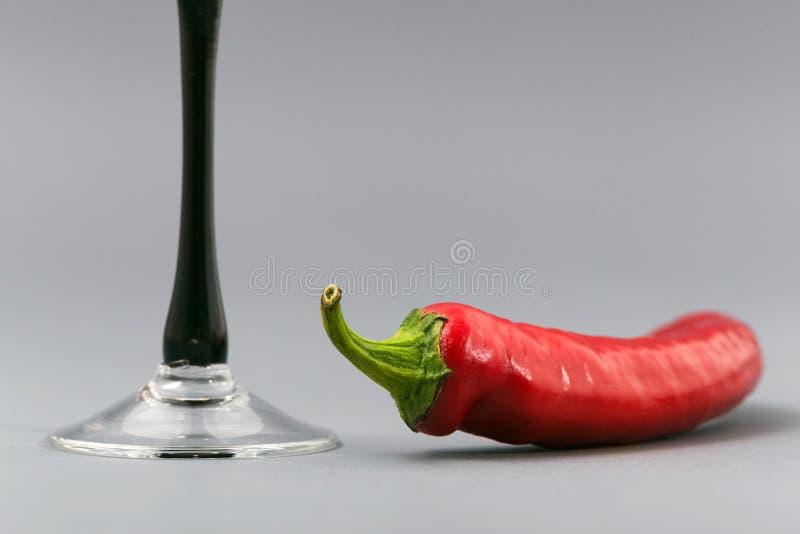 Pepe rovente su un fondo grigio immagine stock Pepe rovente su un fondo grigio immagine stock