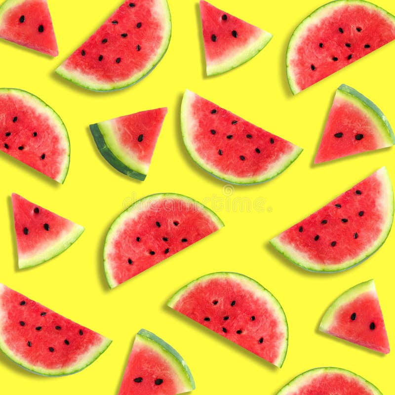 Pepene felie taurul fructului de vară pe un fond galben aprins stock photo