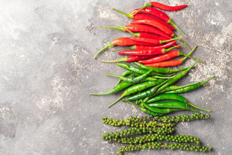 Peper verschillende soorten rode groene zwarte op een grijze achtergrond Vlakke lay-out De ruimte van het exemplaar Mening van hi stock afbeelding Peper verschillende soorten rode groene zwarte op een grijze achtergrond Vlakke lay-out De ruimte van het exemplaar Mening van hi stock afbeelding