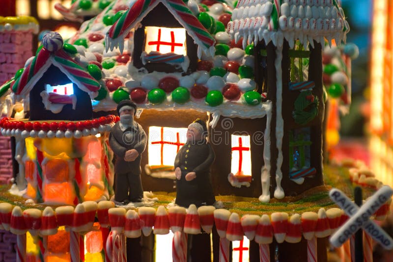 Peperkoekhuis met een oude van de paarman en vrouw tribune in stock foto Peperkoekhuis met een oude van de paarman en vrouw tribune in stock foto