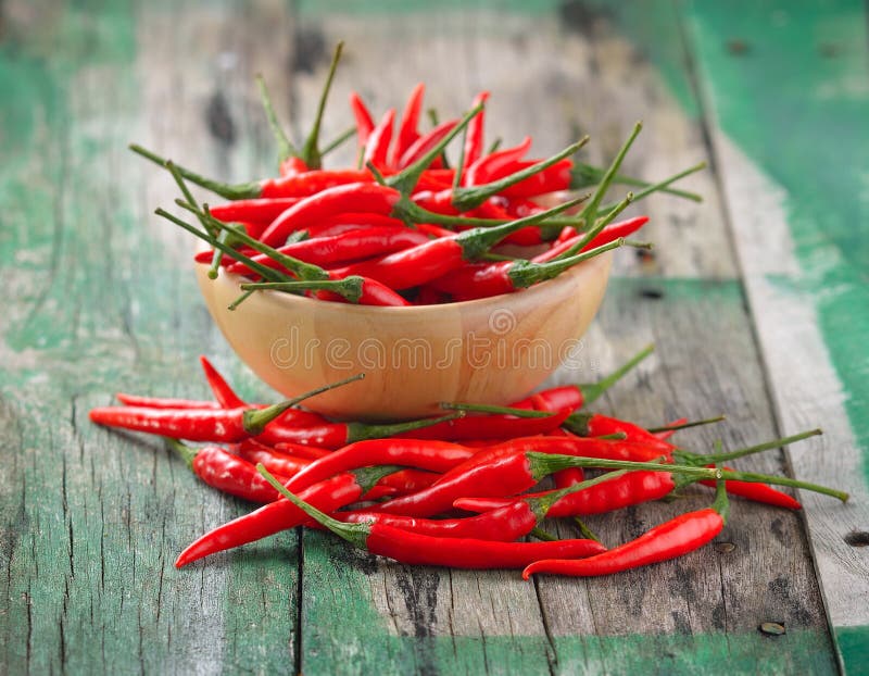 Peperoncino rosso su di legno immagine stock libera da diritti Peperoncino rosso su di legno immagine stock libera da diritti