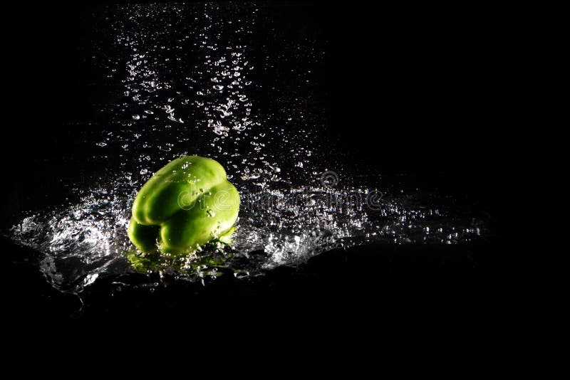 Peperone dolce verde fresco con la spruzzata dell'acqua e bolla isolata Spazio della copia del pepe Paprika Dropped Falling verde immagine stock libera da diritti Peperone dolce verde fresco con la spruzzata dell'acqua e bolla isolata Spazio della copia del pepe Paprika Dropped Falling verde immagine stock libera da diritti