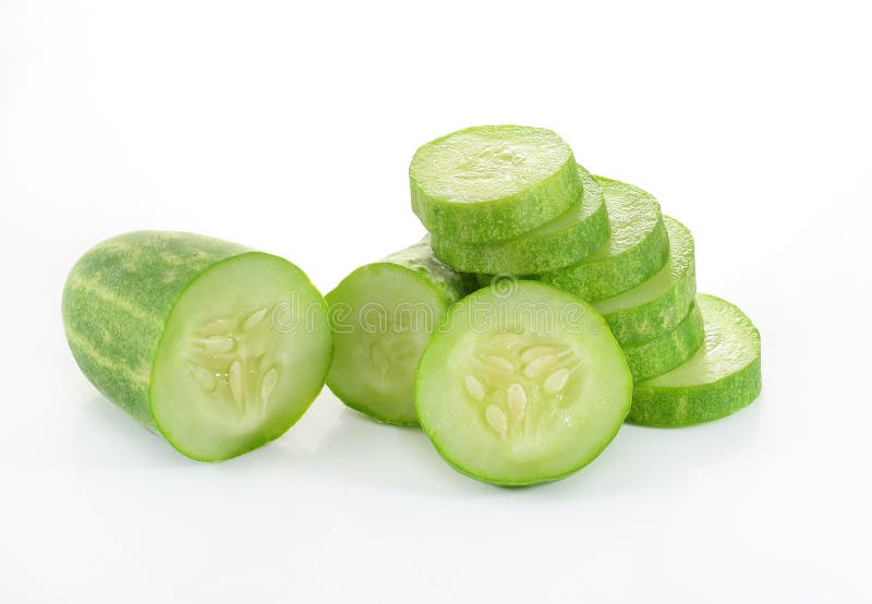 Pepino e fatias isolados sobre o fundo branco fotos de stock Pepino e fatias isolados sobre o fundo branco fotos de stock