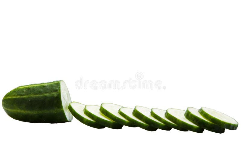 Pepino e fatias isolados sobre o fundo branco foto de stock royalty free Pepino e fatias isolados sobre o fundo branco foto de stock royalty free