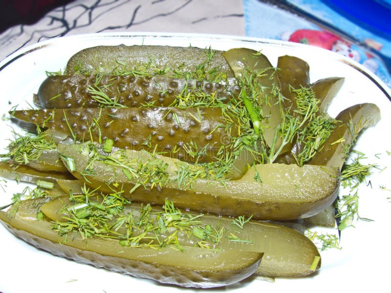 Pepino salgado picado com dll Grande aperitivo com um copo de vodka fria Fechar Alimentos naturais, conservas domésticas fotos de stock royalty free Pepino salgado picado com dll Grande aperitivo com um copo de vodka fria Fechar Alimentos naturais, conservas domésticas fotos de stock royalty free