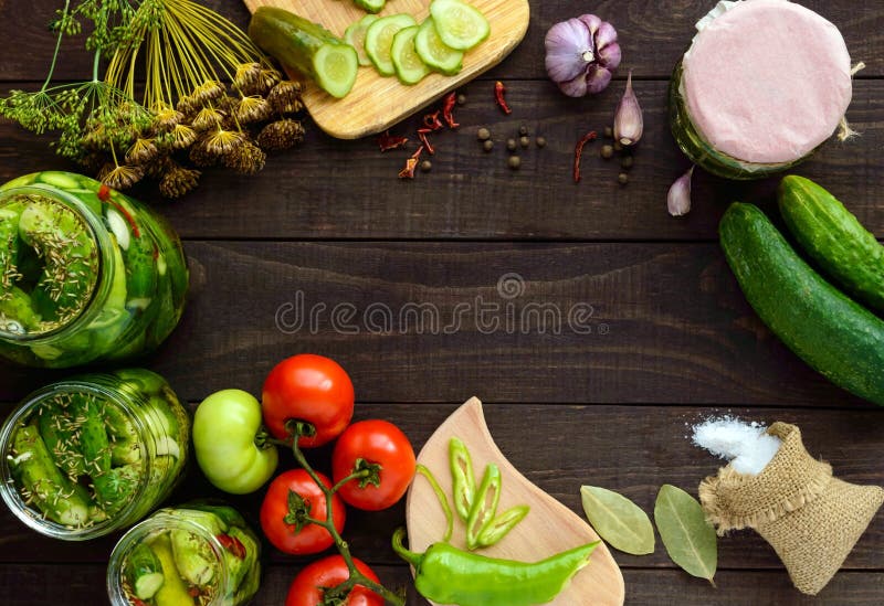 Pepinos conservados en vinagre en los tarros de cristal Especias y verduras para la preparación de salmueras imagen de archivo Pepinos conservados en vinagre en los tarros de cristal Especias y verduras para la preparación de salmueras imagen de archivo
