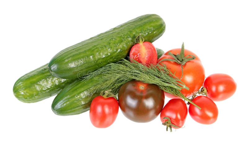 Pepinos verdes frescos, tomates vermelhos diferentes e pacote de folhas verdes do aneto isoladas no fundo branco imagem de stock Pepinos verdes frescos, tomates vermelhos diferentes e pacote de folhas verdes do aneto isoladas no fundo branco imagem de stock