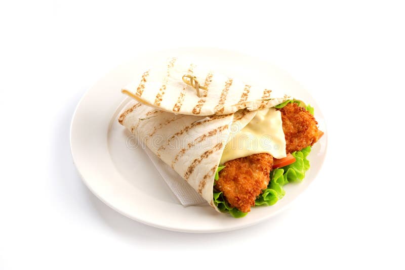 Pepitas com verdes e queijo envolvido no pão árabe em um fundo branco isolado foto de stock Pepitas com verdes e queijo envolvido no pão árabe em um fundo branco isolado foto de stock